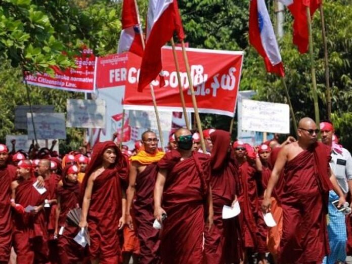 Brutal violencia de extremistas budistas