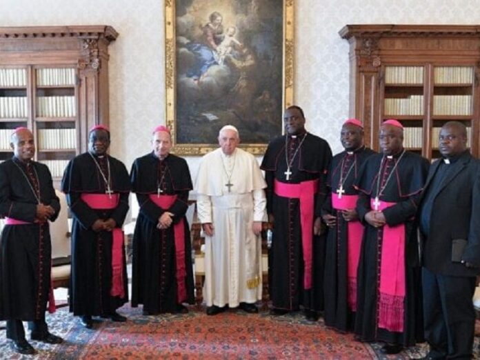 Más conferencias episcopales africanas se oponen